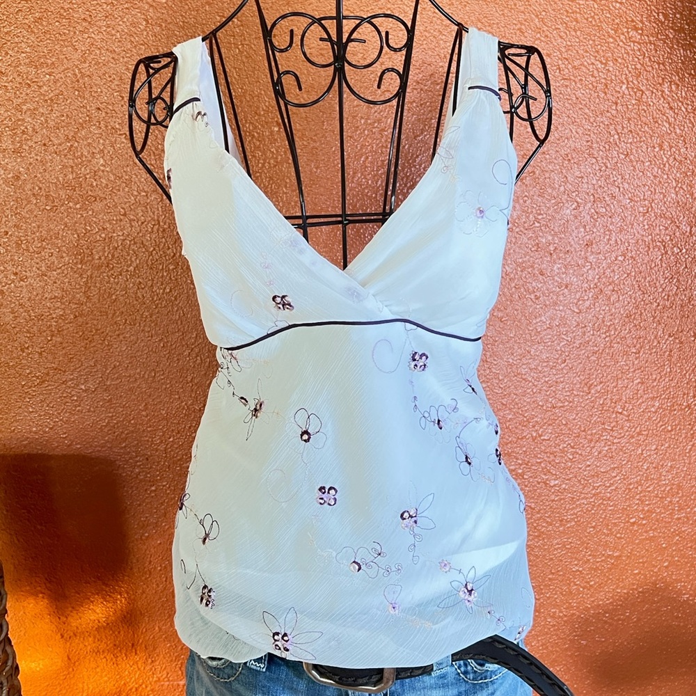 Cute Studio Y White Floral Embroidered V-Neck Tank